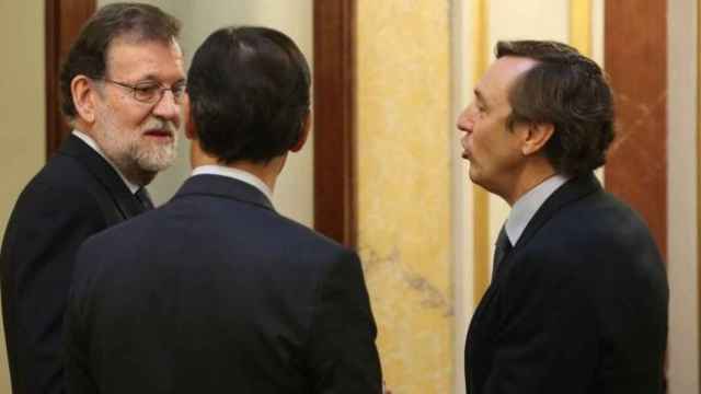 Mariano Rajoy, conversa con el portavoz parlamentario del PP, Rafael Hernando (d), y con el coordinador general del partido, Fernando Martínez-Maíllo, en los pasillos del Congreso esta mañana / EFE