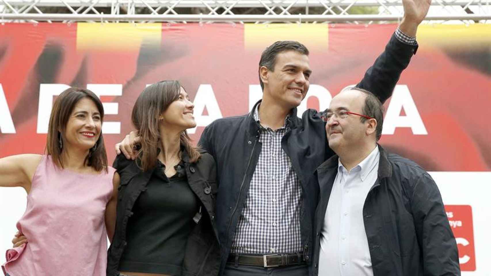 Pedro Sánchez (c) junto a Miquel Iceta (d) y Núria Parlón (i) en la Fiesta de la Rosa de Barcelona: los díscolos del PSC ponen en alerta al PSOE / EFE