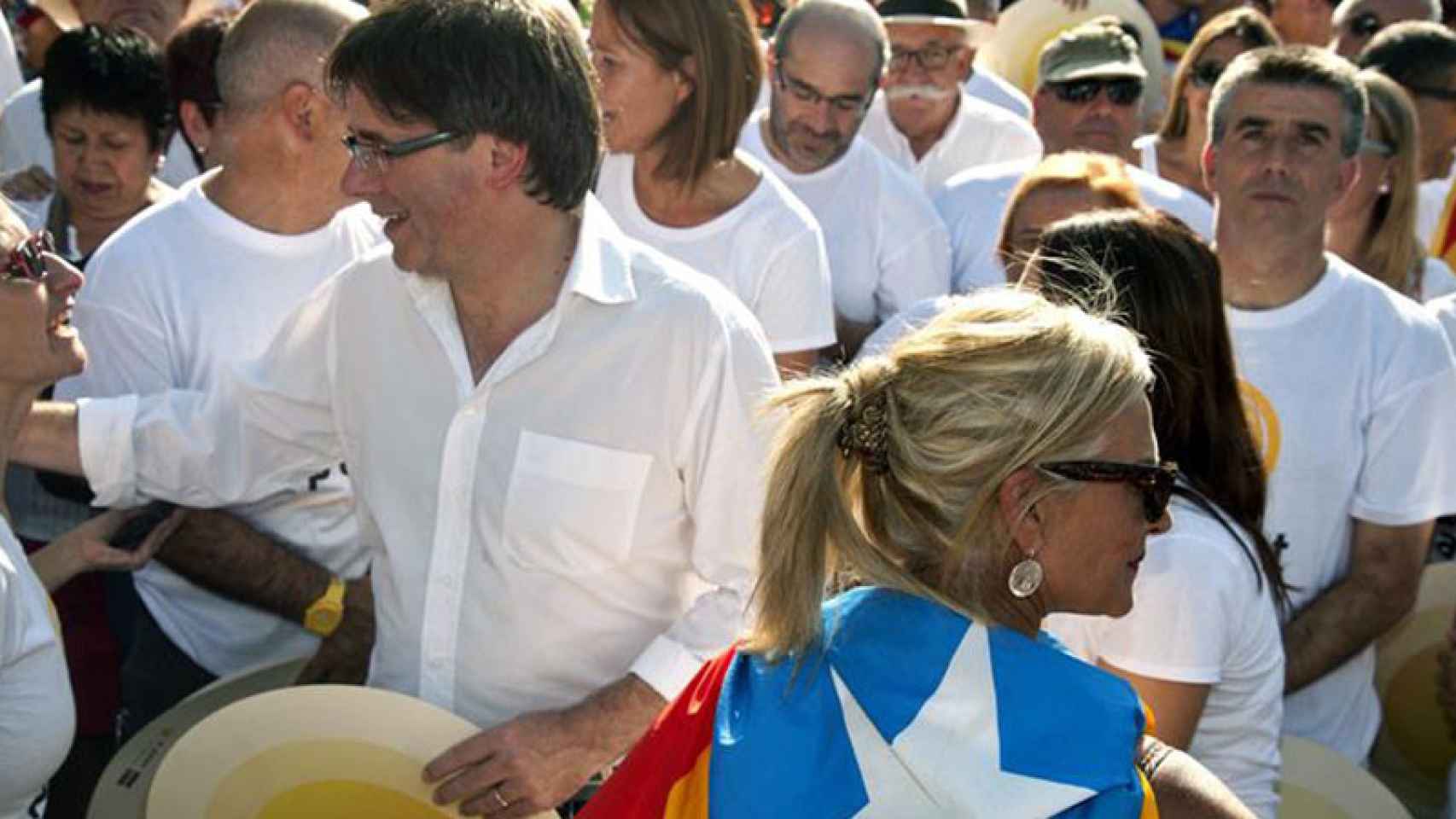 El presidente de la Generalitat, Carles Puigdemont, en la manifestación independentista de Salt (Girona) / EFE