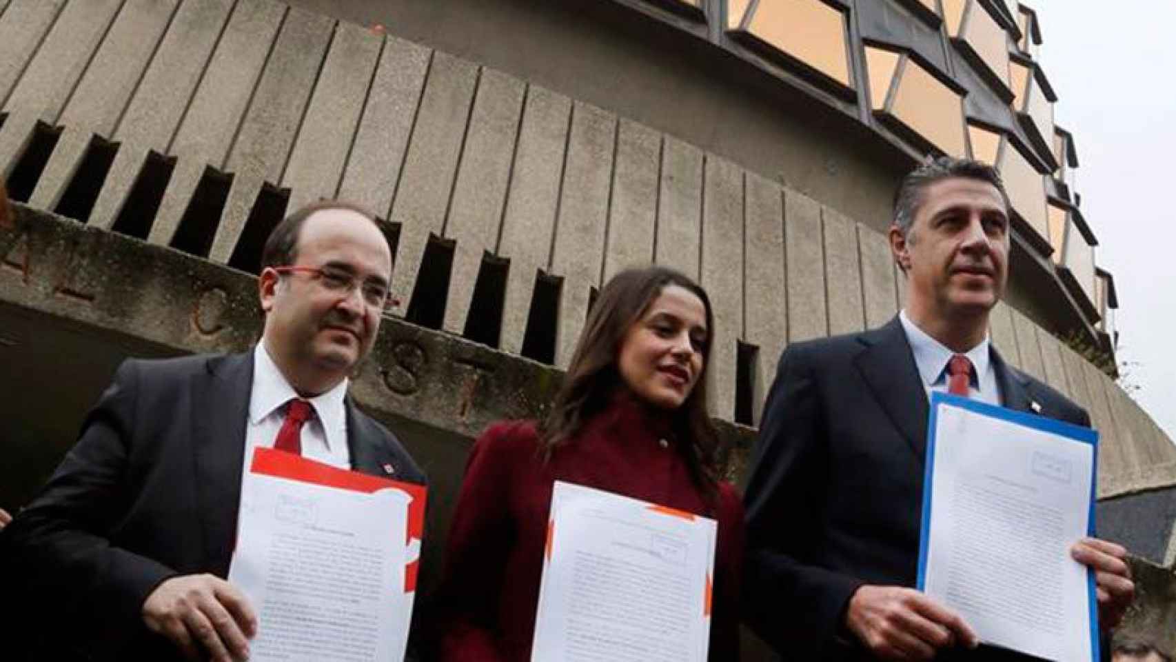 Miquel Iceta, Inés Arrimadas y Xavier García Albiol muestran sus recursos ante el Tribunal Constitucional.