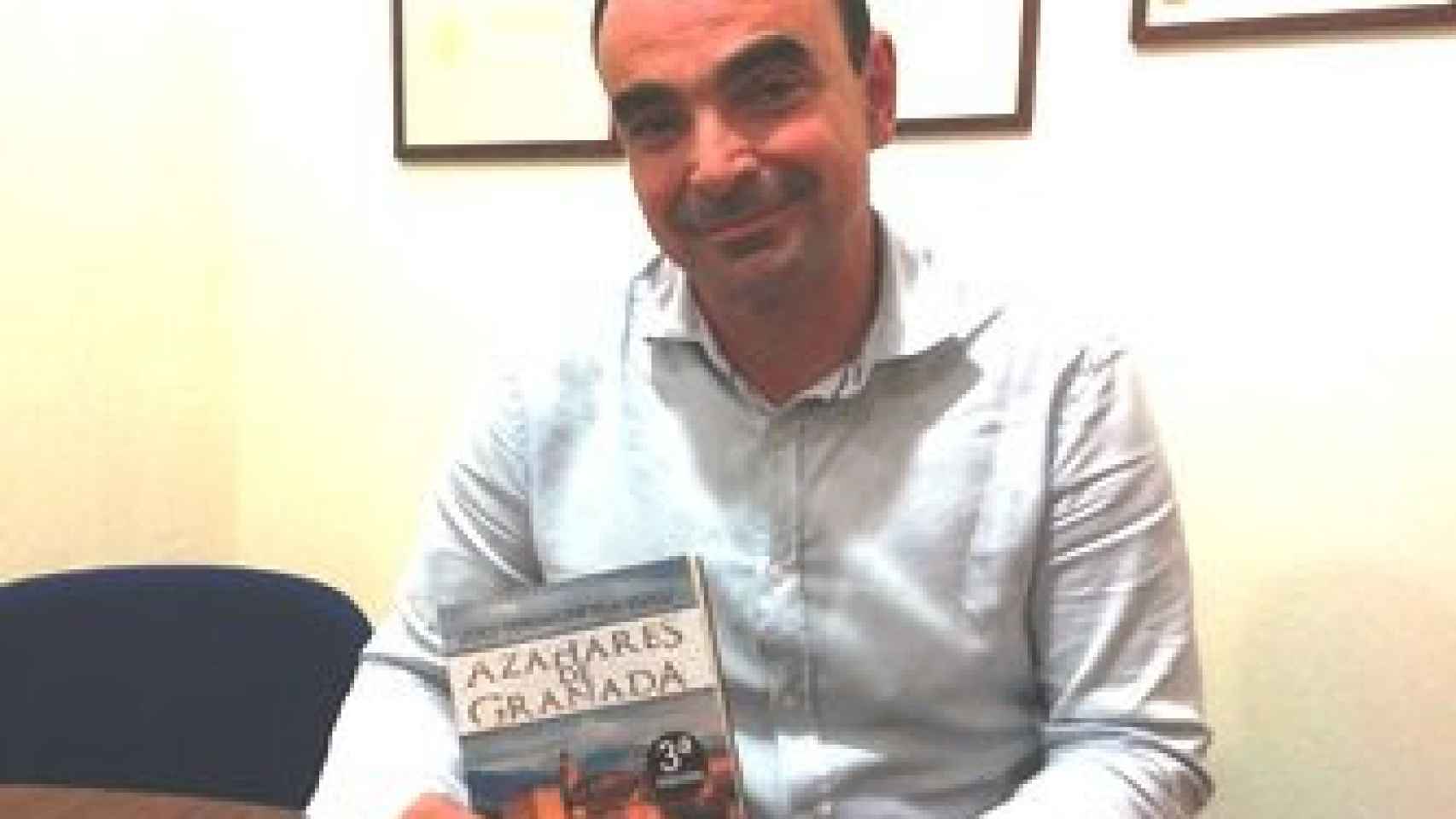 Jordi Verdaguer con su último libro, 'Azahares de Granada'.