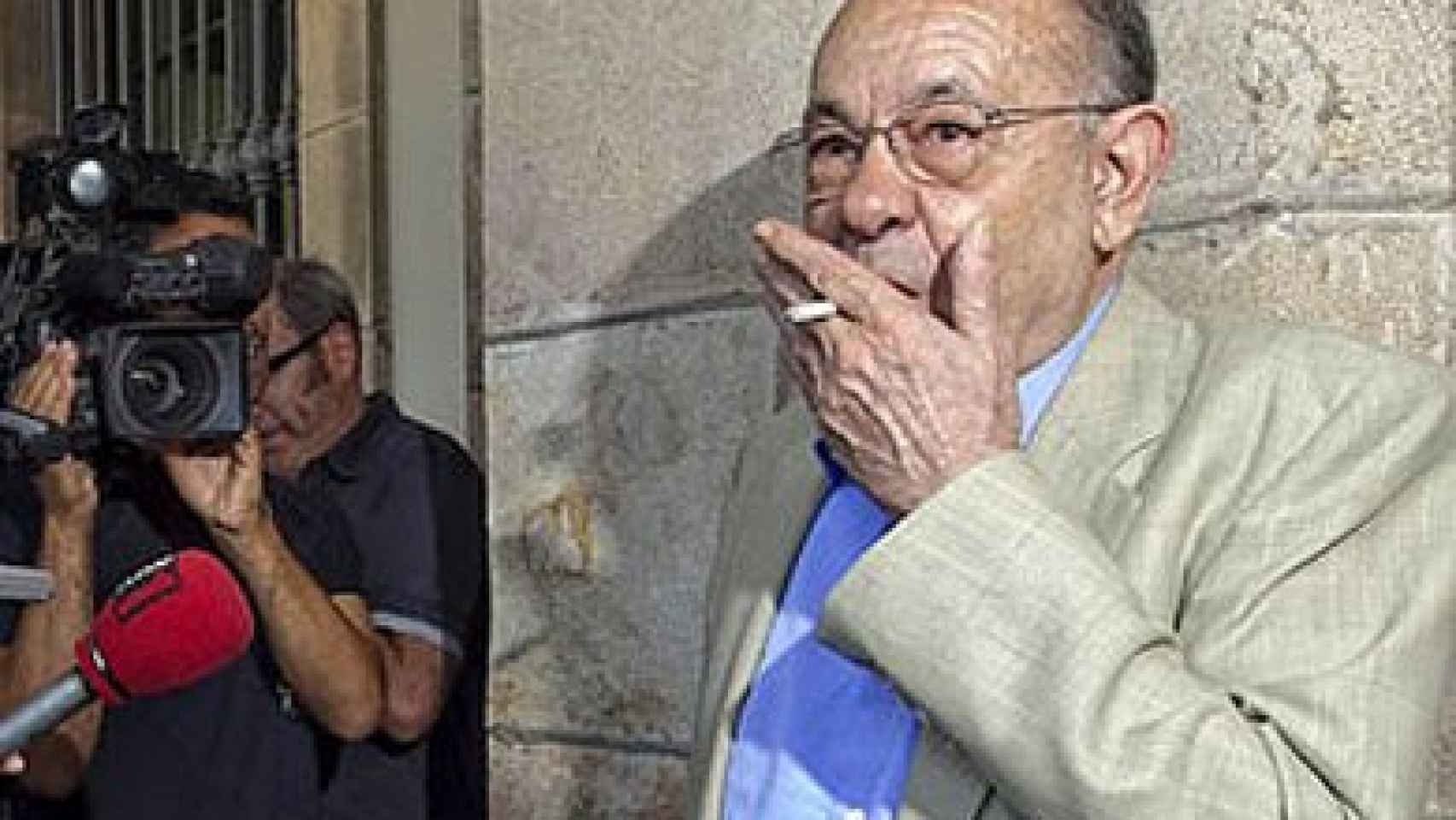 Fèlix Millet, fumando a las puertas del Parlamento autonómico de Cataluña, antes de comparecer en comisión
