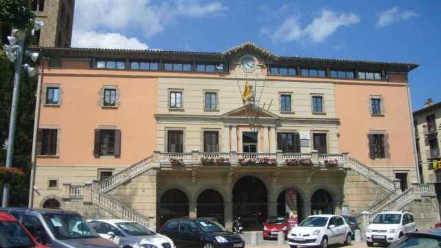 Fachada del Ayuntamiento de Ripoll sin la bandera de España