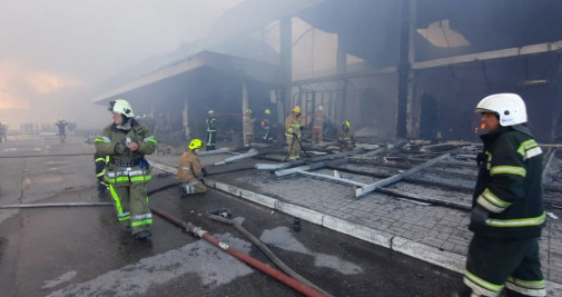 Ataque ruso en un centro comercial de Kremenchuk, en el centro de Ucrania / EFE - EPA - STATE EMERGENCY SERVICE OF UKRAINE