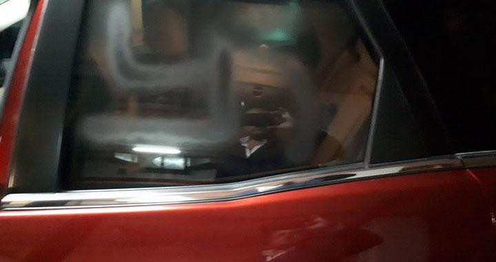 La imagen del líder del PP, Alejandro Fernández, reflejada en su coche, que ha sido objeto de pintadas nazis / CG