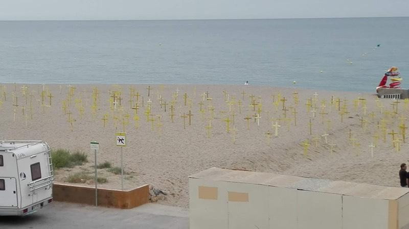 Una foto de la playa de Pals tomada este domingo con decenas de cruces amarillas plantadas