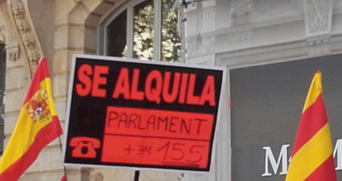 Una pancarta de 'Se alquila Parlament' en la manifestación por la unidad de España convocada por SCC / CG