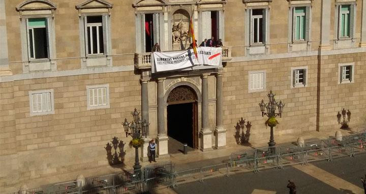 Pancarta por los presos independentistas con lazo blanco en el Palau de la Generalitat / TWITTER