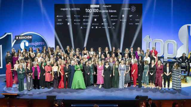 Las 100 mujeres premiadas en la décima edición de la gala juntas en el escenario / SARA FERNÁNDEZ - EL ESPAÑOL