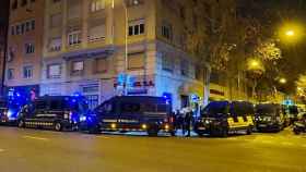 Dos detenidos y 37 identificados en un dispositivo policial en una sala de fiestas de Barcelona / MOSSOS