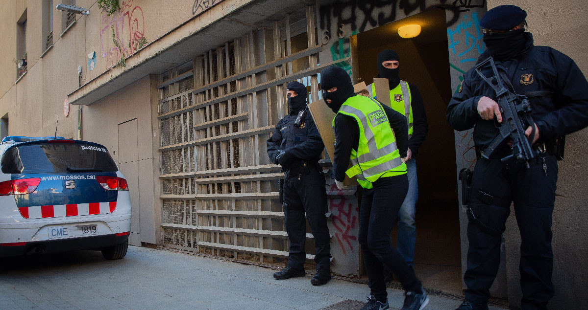 Agentes de los Mossos d'Esquadra durante un operativo contra el terrorismo yihadista en Barcelona / DAVID ZORRAKINO - EUROPA PRESS