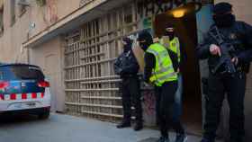 Agentes de los Mossos d'Esquadra durante un operativo contra el terrorismo yihadista en Barcelona / DAVID ZORRAKINO - EUROPA PRESS