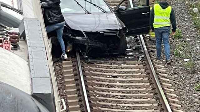 Un tren impacta contra un coche atrapado en las vías en Reus / GUB REUS