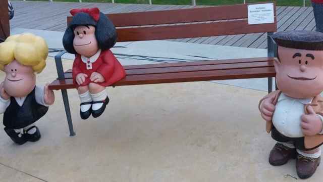 La escultura de Mafalda y sus amigos de Santa Coloma de Gramenet, que el ayuntamiento ha decidido retirar tras ser vandalizada por segunda vez en menos de un mes / AJUNTAMENT SANTA COLOMA DE GRAMENET