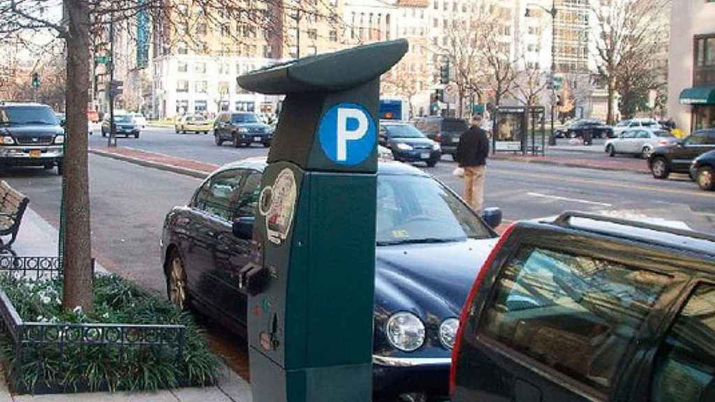 Parquímetro en una calle de Barcelona, donde los controladores de estacionamiento han declarado la guerra al ayuntamiento por sus condiciones laborales