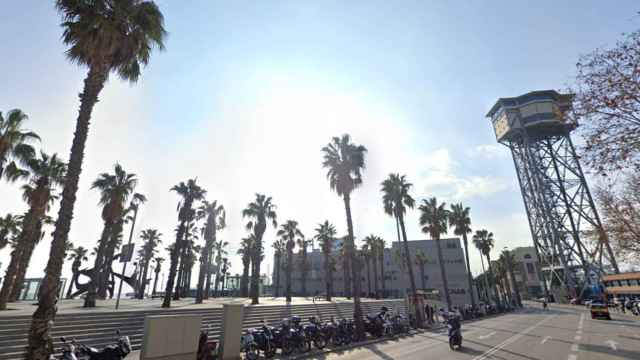 Plaza del Mar de la Barceloneta, donde un joven ha apuñalado a un hombre que a su vez estaba agrediendo a una amiga suya / GOOGLE STREET VIEW