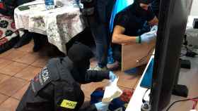 La policía se incautan de droga en un piso de okupas / MOSSOS