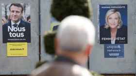 Un hombre pasa por delante de los carteles de la campaña de los candidatos franceses / EP