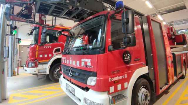 Un camión de bomberos de la Generalitat, como el que ha trabajado para sofocar el incendio en Sant Esteve Sesrovires / @BOMBERSCAT (TWITTER)