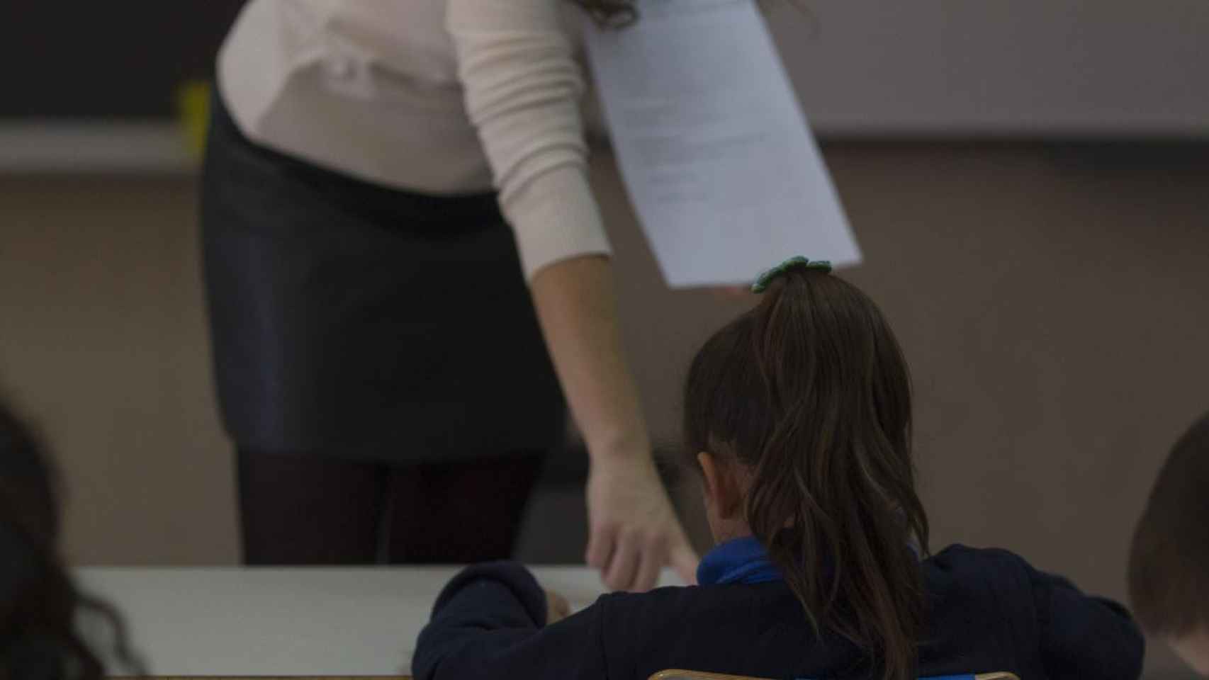 Una profesora ayuda a una alumna, en una imagen de archivo / EUROPA PRESS