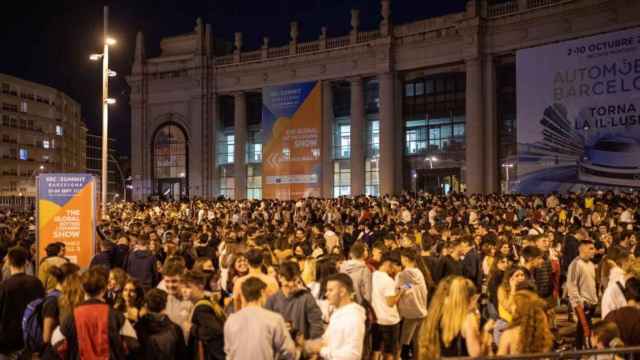 El día en imágenes: El botellón masivo de plaza España de Barcelona, con miles de asistentes, frente a uno de los edificios de la Fira de Barcelona, una de las instalaciones que fue atacada la madrugada de este sábado / LORENA SOPENA - EUROPA PRESS