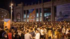 El día en imágenes: El botellón masivo de plaza España de Barcelona, con miles de asistentes, frente a uno de los edificios de la Fira de Barcelona, una de las instalaciones que fue atacada la madrugada de este sábado / LORENA SOPENA - EUROPA PRESS