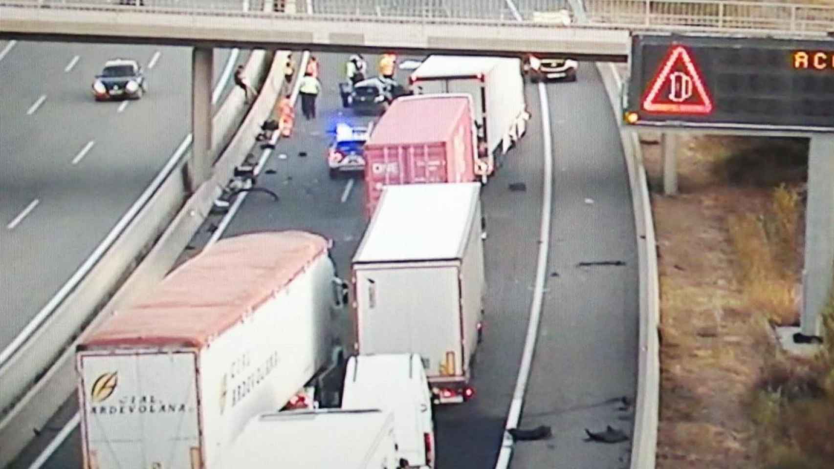 Dos fallecidos en las carreteras catalanas en 24 horas. Accidente en el que ha fallecido una mujer en la AP-7 en Agullana (Girona) / TRÀNSIT