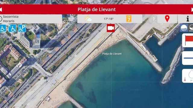 Mancha de gasoil en la playa de Llevant de Barcelona / PROTECCIÓN CIVIL