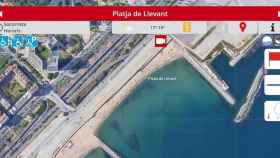 Mancha de gasoil en la playa de Llevant de Barcelona / PROTECCIÓN CIVIL