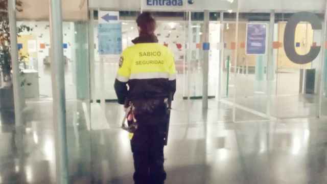 La vigilante de seguridad, de espaldas, asegura que la despiden por haber denunciado 'mobbing' / CG