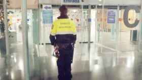La vigilante de seguridad, de espaldas, asegura que la despiden por haber denunciado 'mobbing' / CG