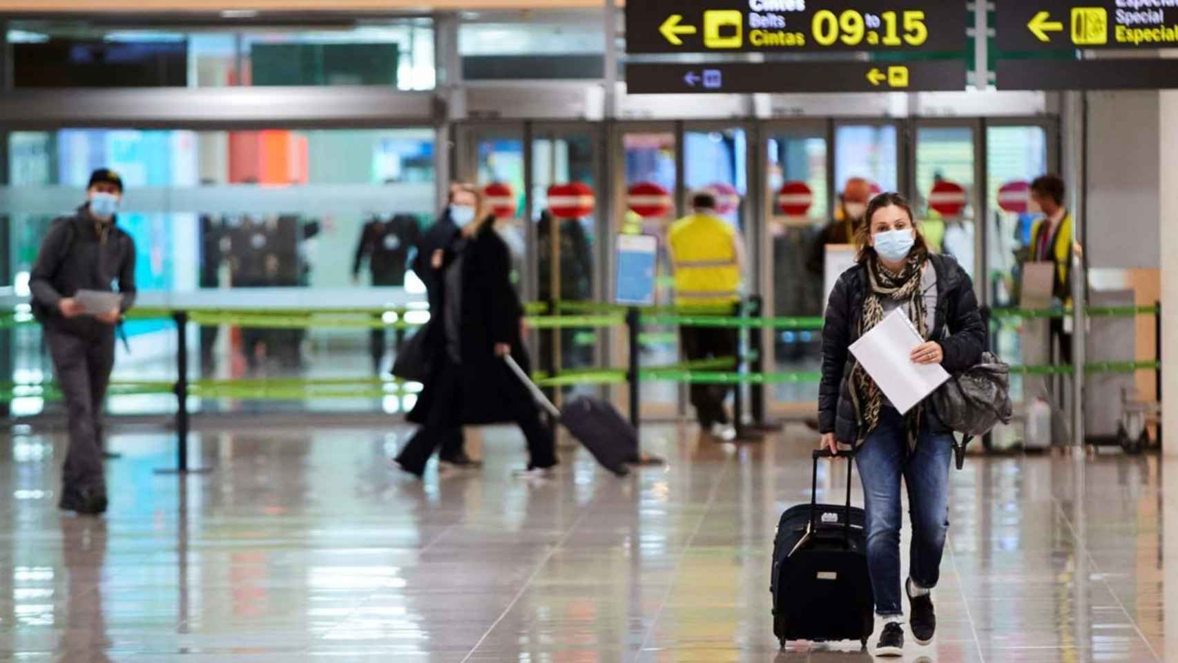 Una viajera llega al aeropuerto de Barcelona-El Prat / ALEJANDRO GARCÍA (EFE)