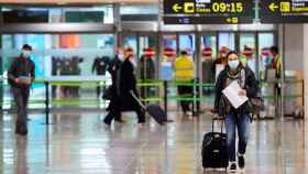 Una viajera llega al aeropuerto de Barcelona-El Prat / ALEJANDRO GARCÍA (EFE)