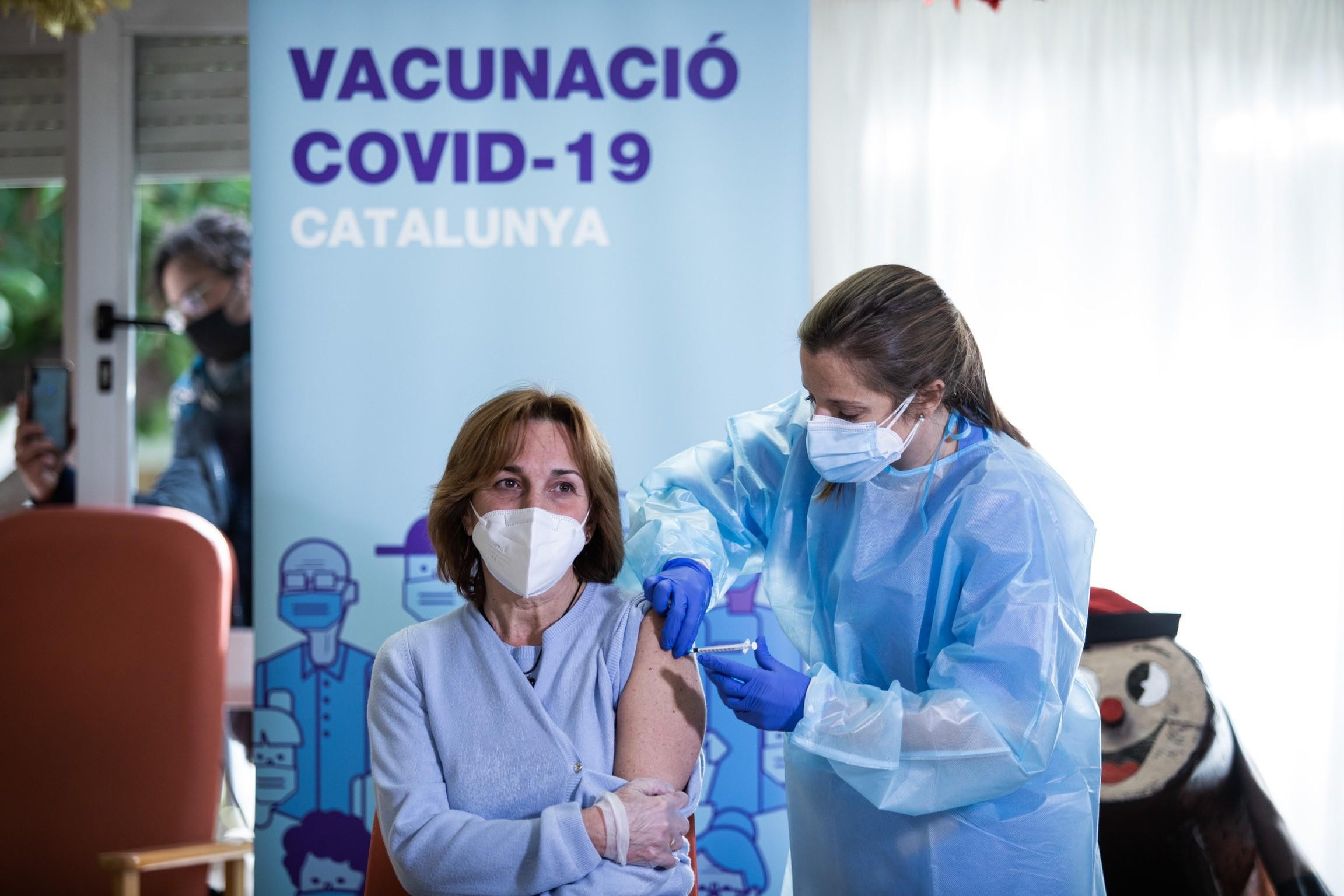 Una sanitaria vacuna contra el Covid a una paciente en un centro sanitario de Cataluña / EP