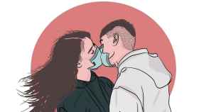 Ilustración de dos jóvenes besándose con mascarilla / PIXABAY