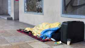 Una persona duerme en las calles de Barcelona en plena pandemia / ARRELS FUNDACIÓ