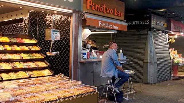 Un hombre toma una tapa cerca de La Rambla / ELENA CUEVAS