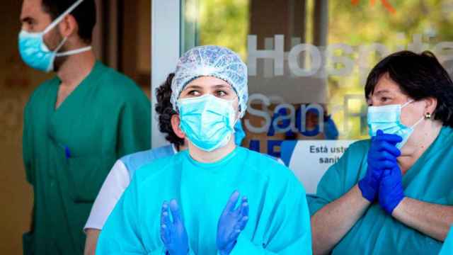 Imagen de una sanitaria en los aplausos diarios a las 20:00 horas durante la pandemia / EFE