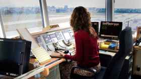 Uno de los controladores en la torre para regular el tráfico aéreo / EFE