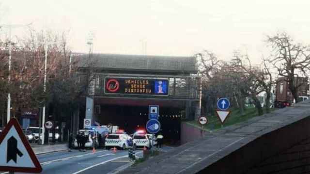 Patrullas de la Urbana en la Ronda Litoral tras el accidente del motorista / @antiradarcatala