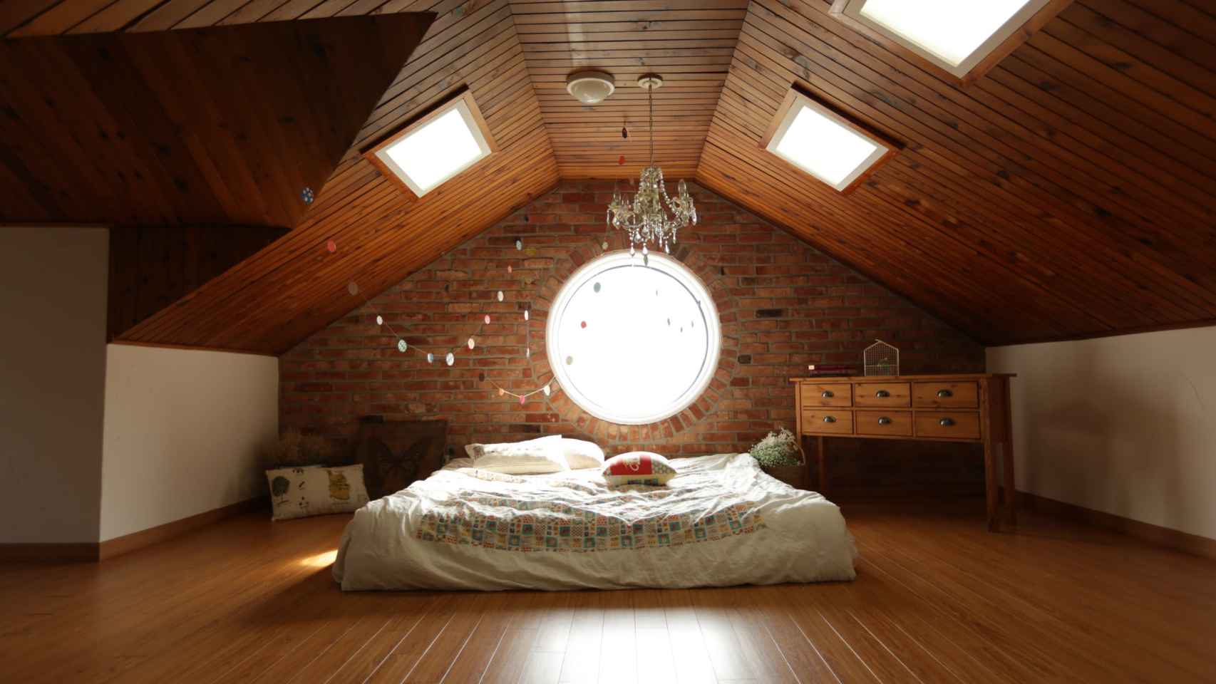 Habitación con techo y suelo en madera / PEXELS