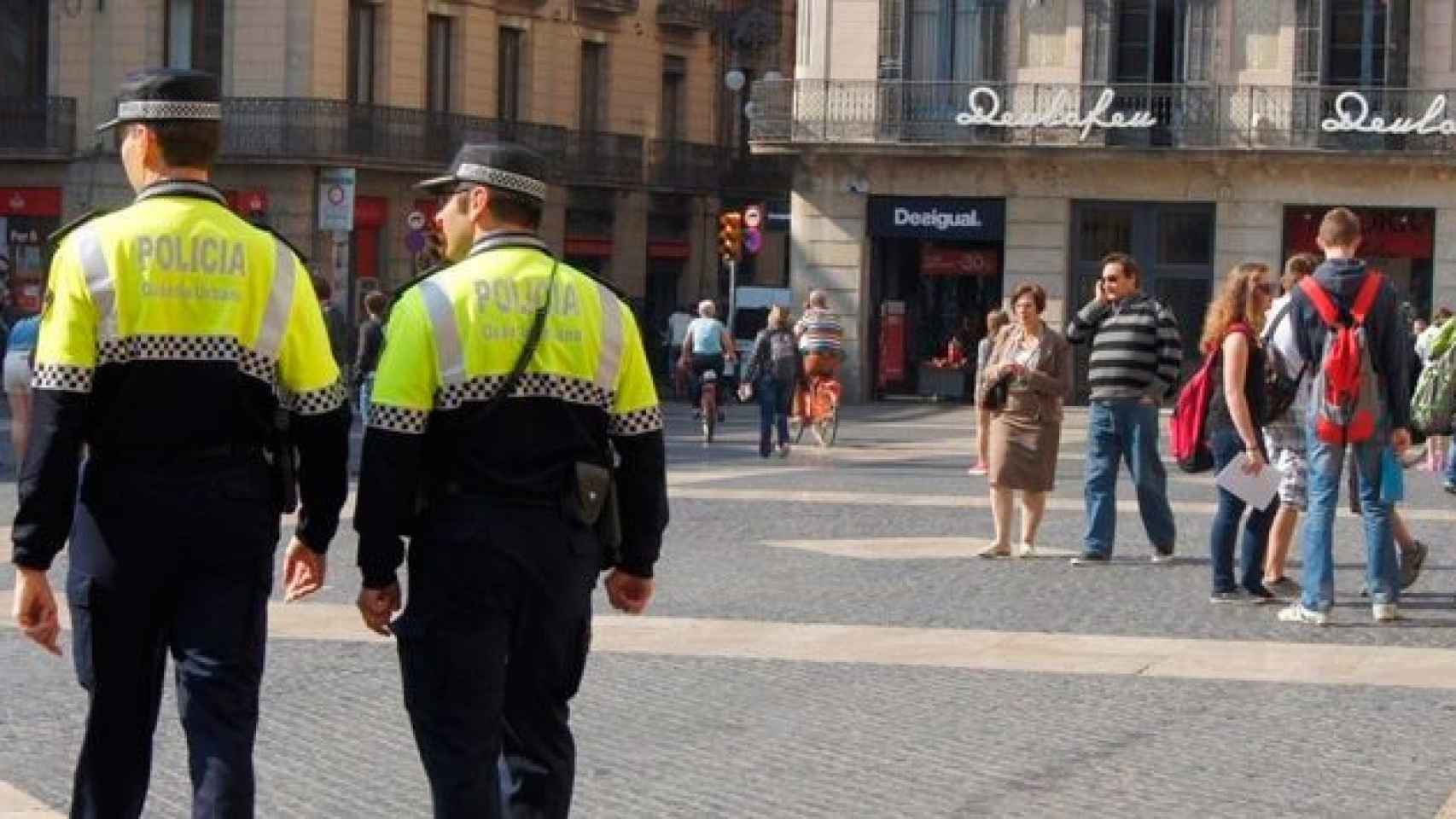 Dos agentes de la Guardia Urbana de Barcelona patrullan por Ciutat Vella, donde los robos se han vuelto más violentos / CG