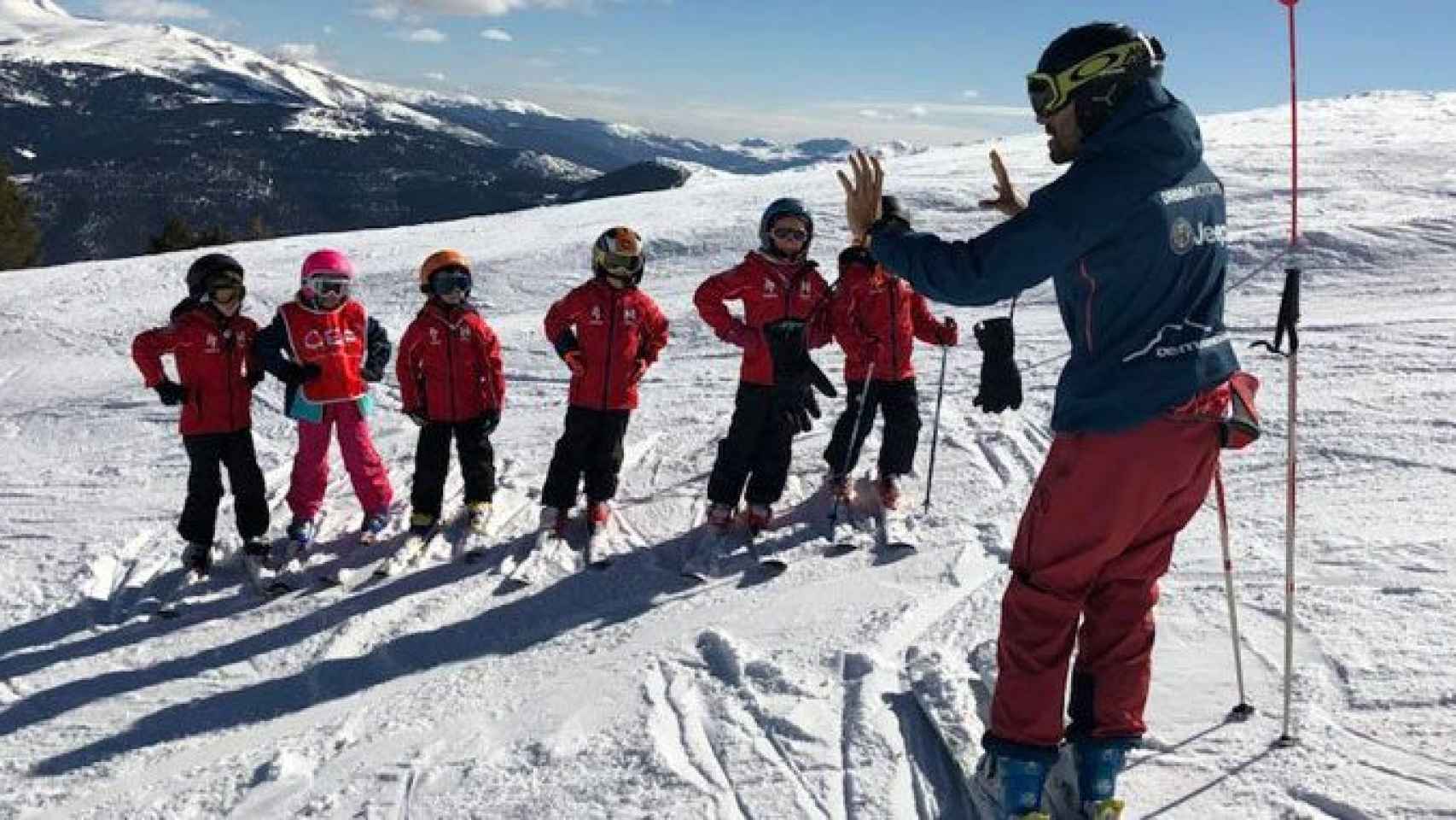 Un grupo de menores hace una clase de esquí en la estación de esquí de La Masella, donde hubo un brote de gastroenteritis / CG