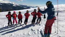 Un grupo de menores hace una clase de esquí en la estación de esquí de La Masella, donde hubo un brote de gastroenteritis / CG