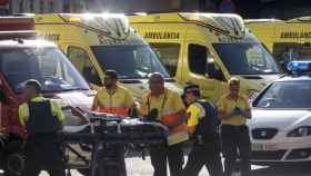 Los servicios de emergencia atienden a uno de los heridos tras el atentado en La Rambla de Barcelona / EFE