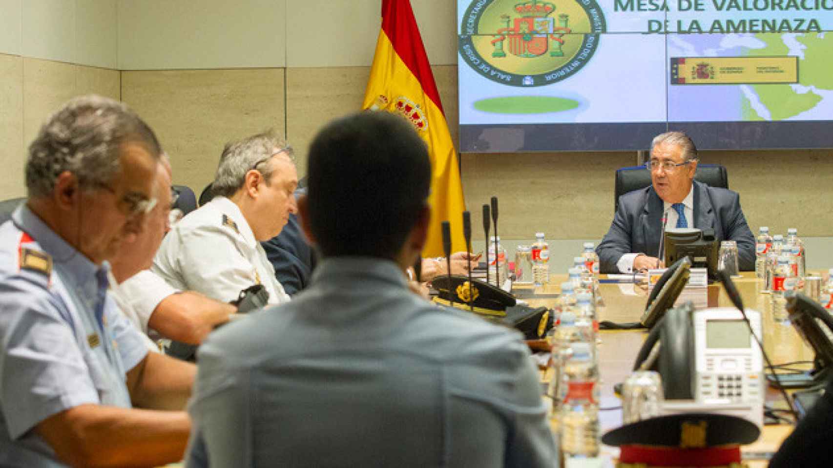 El ministro de Interior, Juan Ignacio Zoido, preside la mesa de valoración de la amenaza terrorista en la sala de crisis del Ministerio del Interior / CG