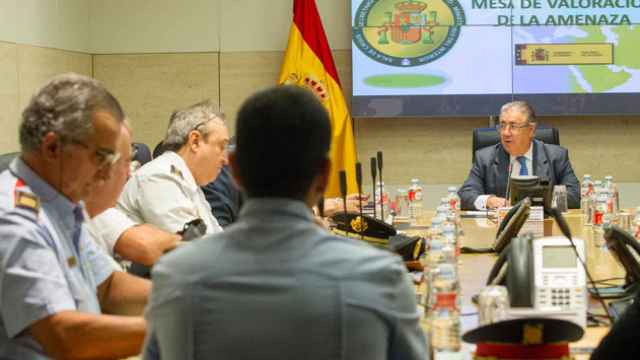 El ministro de Interior, Juan Ignacio Zoido, preside la mesa de valoración de la amenaza terrorista en la sala de crisis del Ministerio del Interior / CG