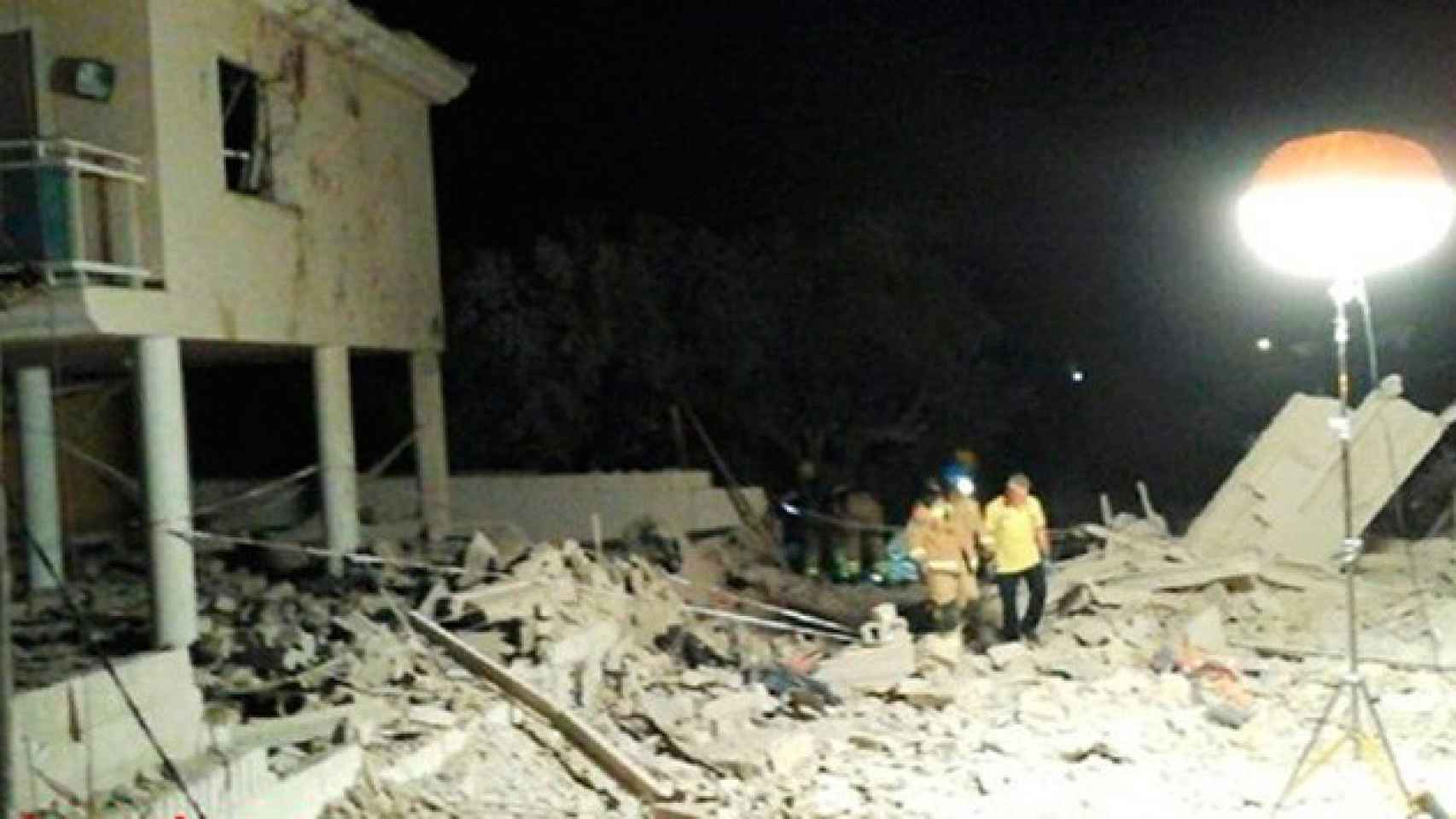 Los bomberos inspeccionan entre los restos del domicilio tras la explosión en Alcanar / BOMBERS