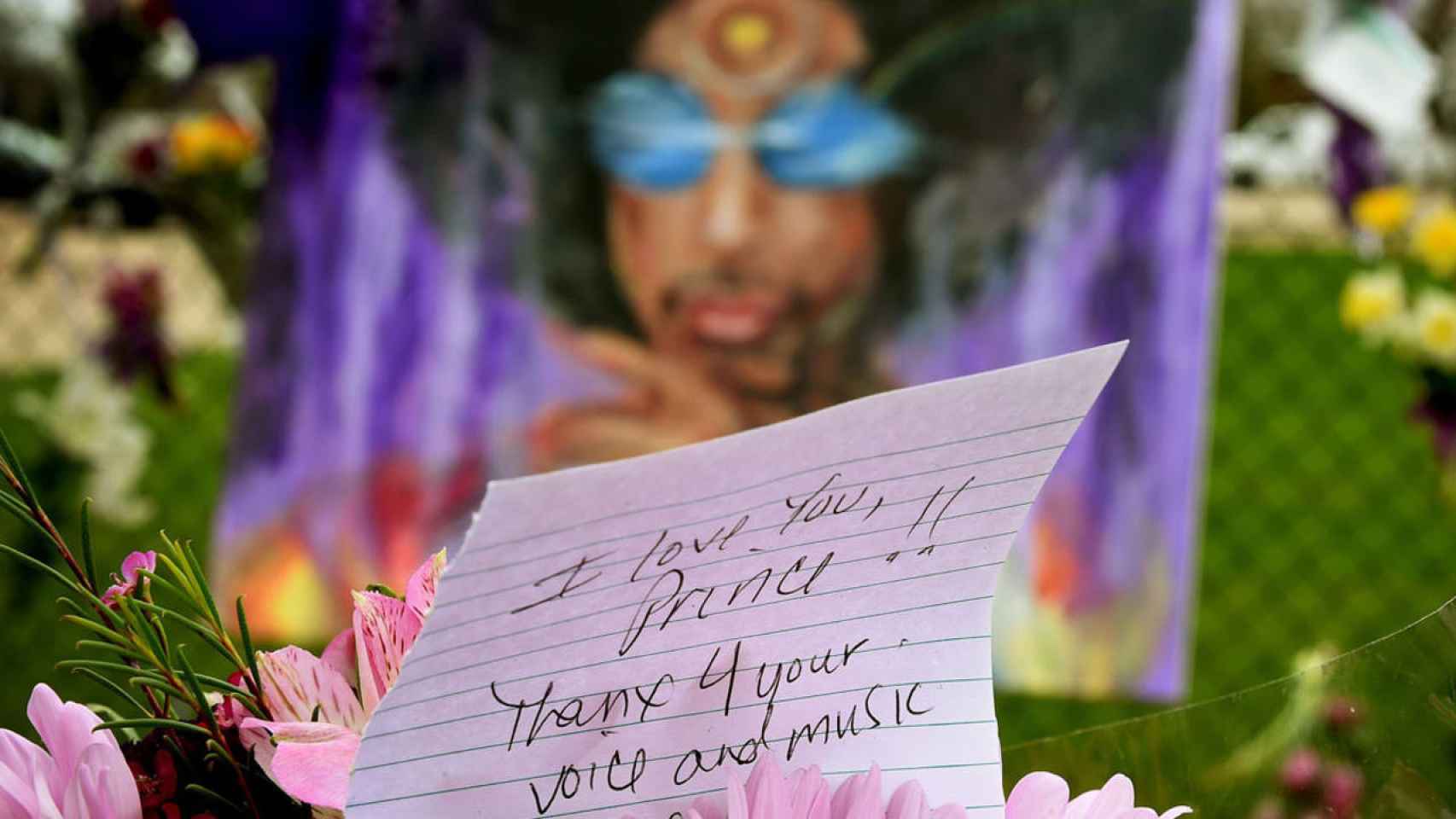 Flores y mensajes de los fans tras la muerte de Prince, uno de los músicos que falleció en 2016, en Minnesota (EEUU) / EFE
