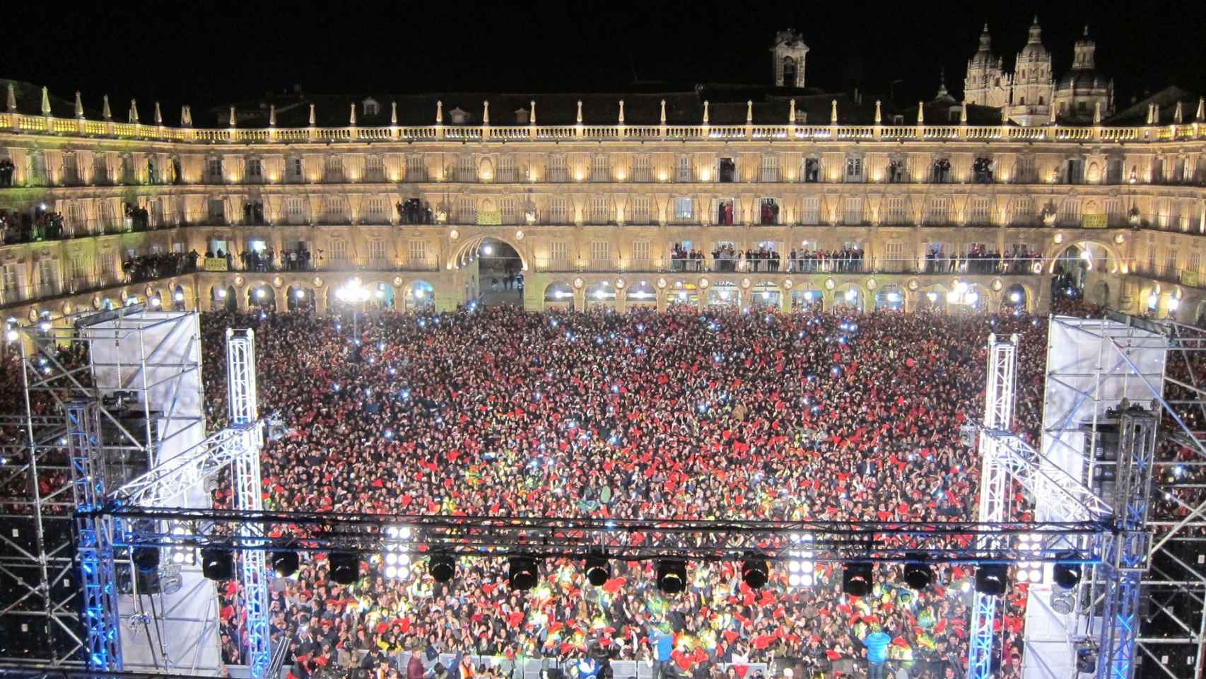 Decenas de miles de jóvenes llenan la plaza Mayor de Salamanca para celebrar la Nochevieja Universitaria la noche del jueves / EFE